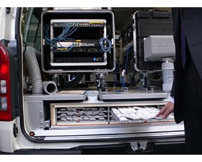 ICTカーのサーバ床下に冷却材がある