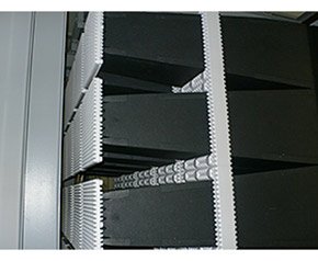 電波暗室の扉部分から見た電波吸収材