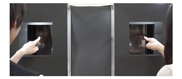 離れた場所の2人の指が触れ合う感触を得る視触覚クローン