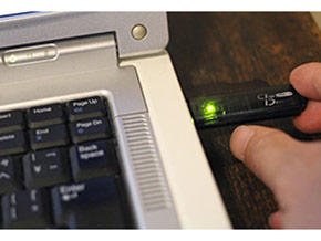 USBメモリを挿入