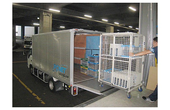 トラックからの荷降ろし