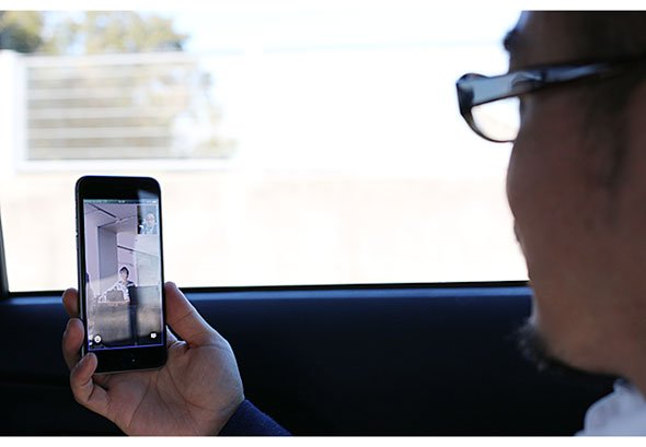 図4 車の中からスマートフォンを経由して編集部にアクセス