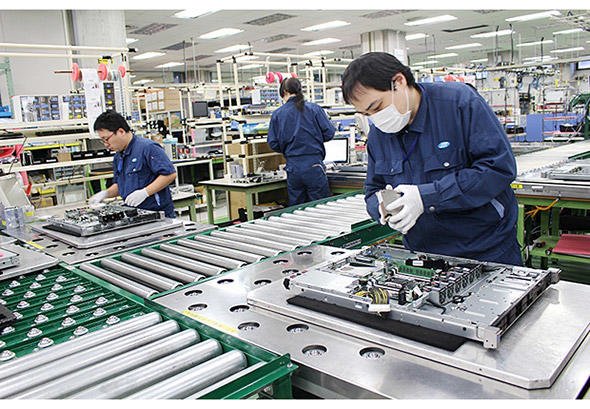 手作業で製品が組み立てられる