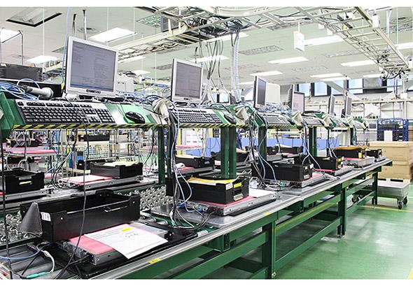 数台のサーバが並行で動作試験を受けている