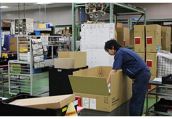 梱包作業ももちろん手作業