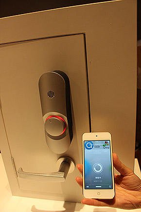 スマートフォンでロックを解除