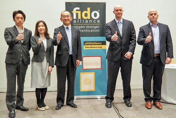（写真左から）ヤフー 決済金融カンパニーIDソリューション本部企画室部長兼サービスマネージャー ・FIDO Japan WG副座長 菅原進也氏、NTTドコモ プロダクト部プロダクトイノベーション担当課長・FIDO Japan WG副座長 外山由希子氏、NTTドコモ プロダクト部プロダクトイノベーション担当部長・FIDO Japan WG座長 森山光一氏、FIDOアライアンス エグゼクティブディレクター ブレット・マクダウェル氏、FIDOアライアンス マーケティング担当シニアディレクター アンドリュー・シキアー氏