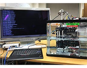 ベンチマーク起動中のマザーボード