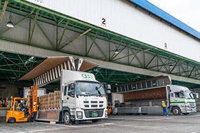 入場証とビーコンタグを社内に載せて移動