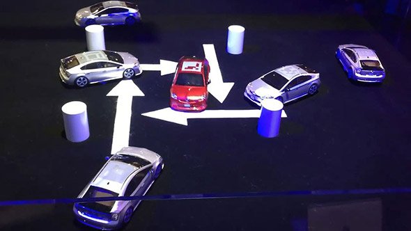 衝突せずに最適に移動する走行能力を学習したロボットカーのデモ例（CES2016）