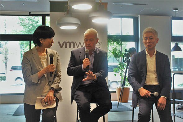（左から）田澤由利氏、ジョン・ロバートソン、本田 豊氏