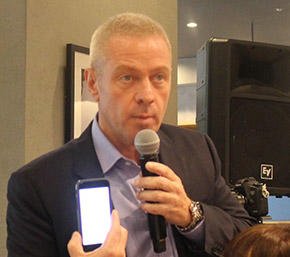 ジョン・ロバートソン氏