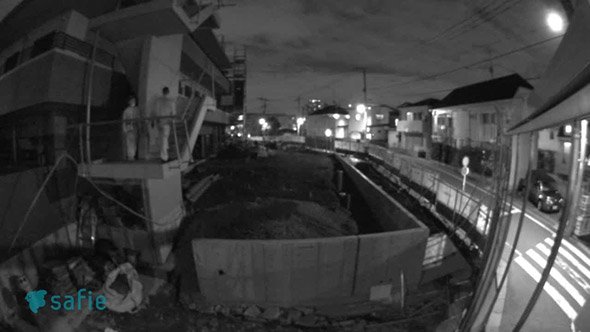 窃盗犯が画面左の階段部分に映り込んでいた