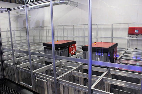 図2　ロボットがコンテナ内の最適な場所に荷物を移動させ、格納