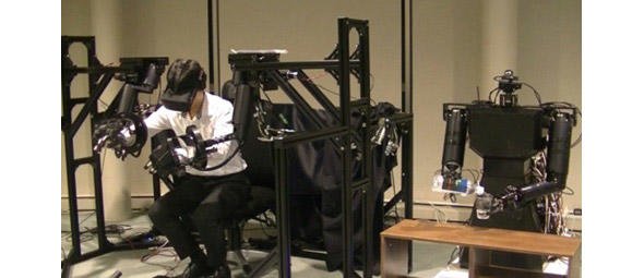 柔らかなペットボトルに入った水を、柔らかなコップに注ぐ。どちらの重さも変化するが、つぶさずに保持できる　出典：慶應義塾大学