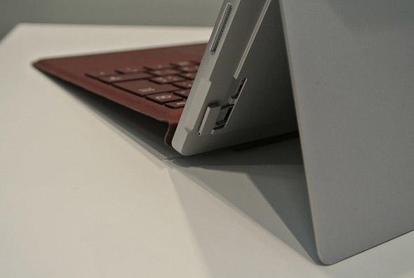 SIMスロットは本体背面に搭載される