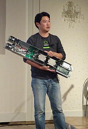小泉氏はFacebookが設計したサーバを手に取り「見た目は素っ気ないかもしれません。でも、データセンターのサーバが華美である必要はないですよね」とコメント
