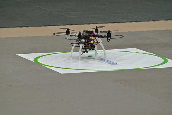 デモ用の仮発着台でスタンバイするドローン