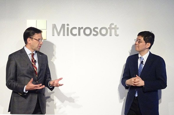 日本マイクロソフト社長 平野拓也氏（左）とランドログ社長 井川甲作氏（右）