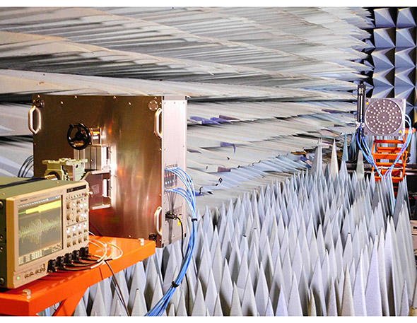 実験室（電波暗室）内の様子