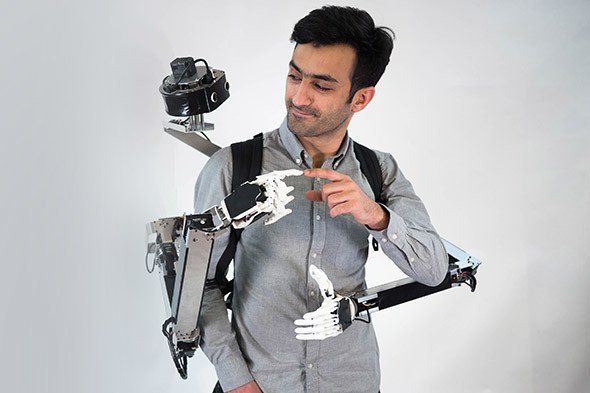 図1　「遠隔操作ロボット二人羽織」こと「Fusion」を装着した開発者のヤメン・サライジ慶應大学特任講師