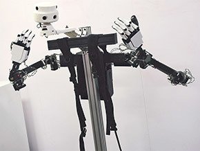 図2　左：Fusion試作機の全体像　右：Fusionを背負ったところ