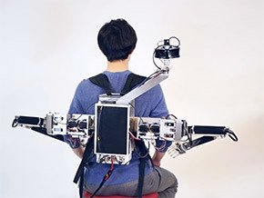 図2　左：Fusion試作機の全体像　右：Fusionを背負ったところ