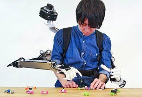 図4　左：Fusion試作機の全体像　右：Fusionを背負ったところ