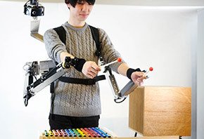 図4　左：Fusion試作機の全体像　右：Fusionを背負ったところ