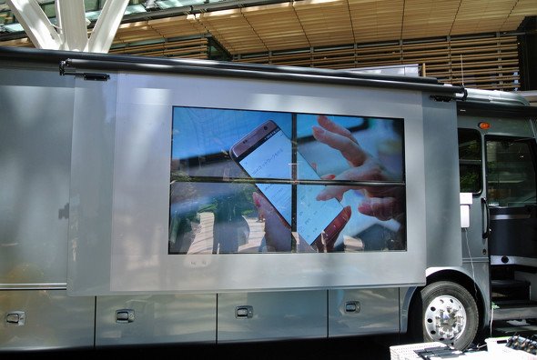 図19　車両側面には大型モニターが搭載される
