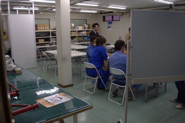 武州庵　近隣の企業を交えて生産性向上に向けたアイデアソンのような会合を開く場もある。この場で培ったノウハウを基に地域の企業も。取材当日はRaspberry Piを使った業務改善の施策を検討しているところだった。林氏の言葉を借りれば「楽しいキャンプの準備中」だ