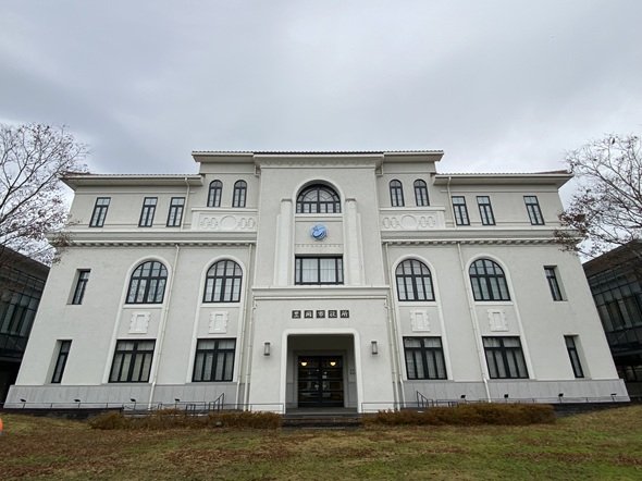 昭和初期に建設された洋風庁舎を今も使用する豊岡市役所。レトロな佇まいが印象的（筆者が撮影）