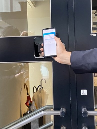 スマートフォン操作で施設の扉に取り付けられているAkerunを操作し解錠。物理鍵は不要だ（筆者撮影）